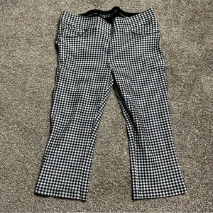 Luxe Black and White Checkered Capris 🧵
